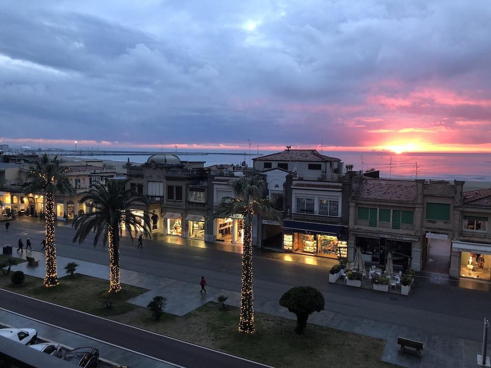 Hotel Bella Riviera Lungomare Viareggio Esterno foto